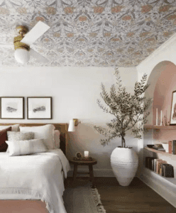 Lire la suite à propos de l’article Papier peint au plafond de la chambre ? Osez la cinquième dimension de la déco !