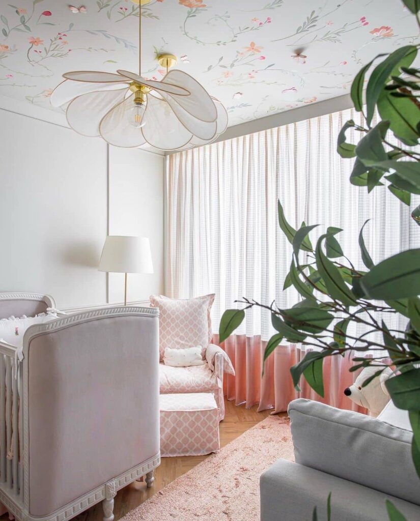 chambre bébé fille plafond papier peint