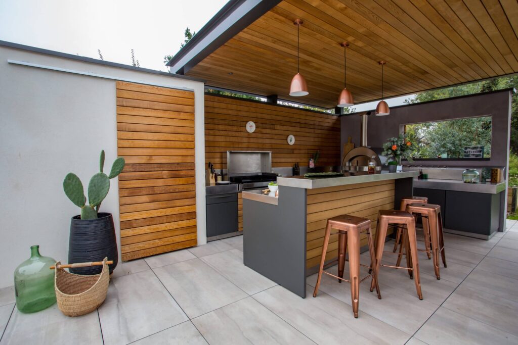 aménagement barbecue comment aménager coin barbecue couvert cuisine d'extérieur design tendance style noir et bois espace barbecue bbq