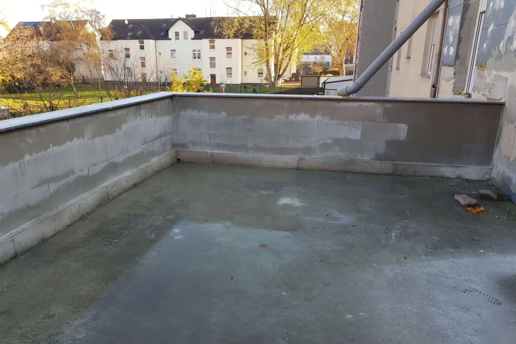 béton coulé réparation fissure balcon en cours