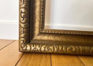 Lire la suite à propos de l’article Comment nettoyer un cadre ancien doré : techniques de restaurateur