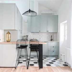 Lire la suite à propos de l’article Comment aménager une petite cuisine ouverte : 12 astuces pour optimiser l’espace