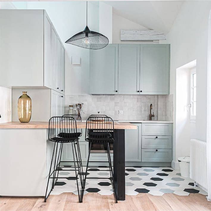 You are currently viewing Comment aménager une petite cuisine ouverte : 12 astuces pour optimiser l’espace