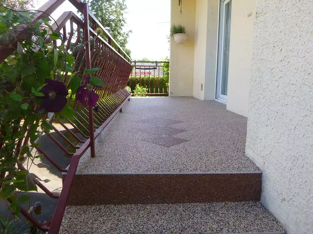 You are currently viewing Réparation fissure balcon béton : guide pratique pour sauver votre terrasse