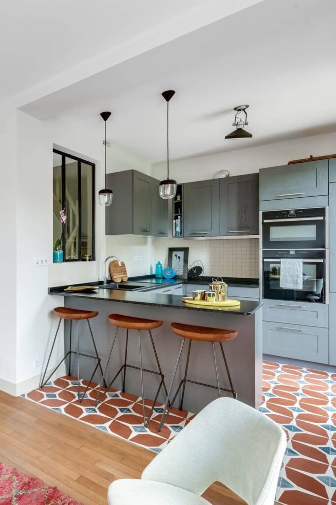 aménagement petite cuisine verte gris avec bar et tabourets