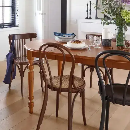 chaises style bistrot parisien dépareillée mobilier de récup chaises vintages chinées en brocante avec table bois massif