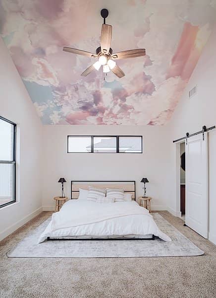 chambre parentale sobre avec papier peint au plafond tendance chic design