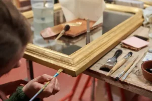 Lire la suite à propos de l’article Comment nettoyer un cadre en bois ancien : techniques douces et efficaces