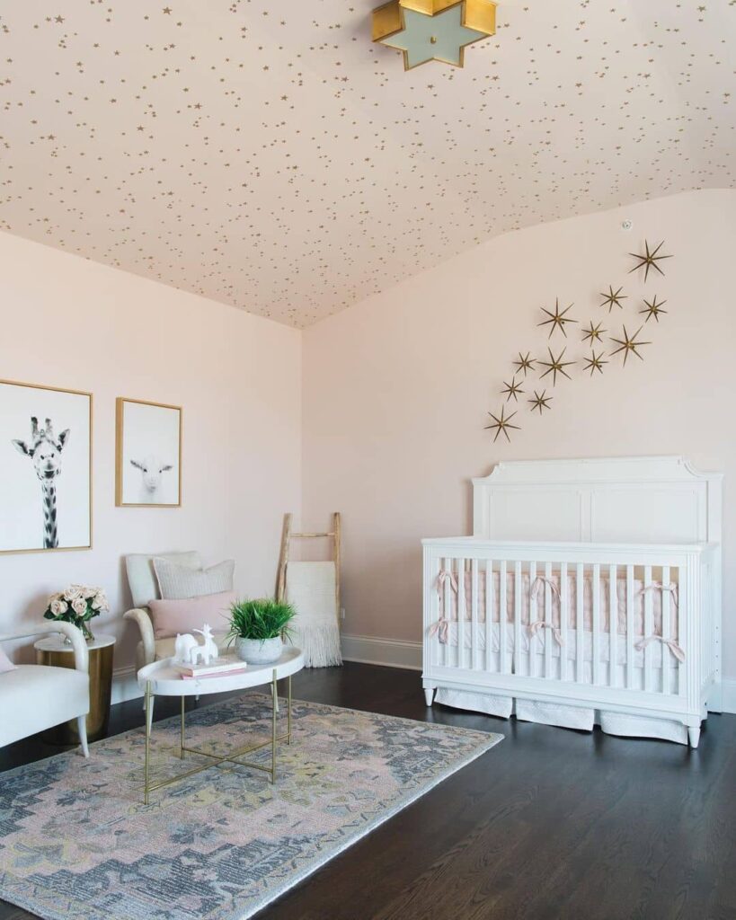chambre bébé fille rose papier peint plafond