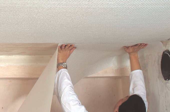 pose d'un papier peint au plafond tutoriel 
