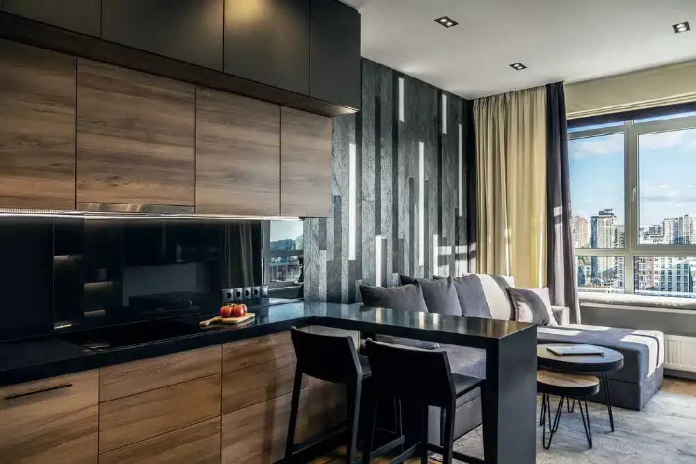 petite cuisine noir et bois ouverte sur salon