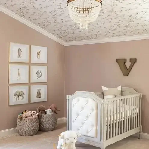 chambre de fille bébé rose papier peint plafond