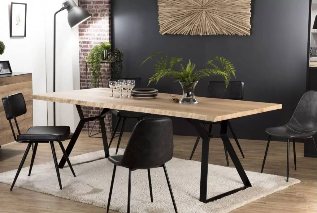table à manger bois noir pied métallique noir chaises noires style industriel tendance moderne luxe