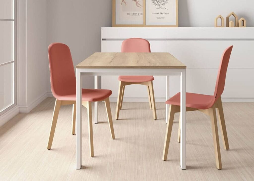 table à manger stratifié bois clair pieds blancs métalliques chaises oranges salle à manger scandinave