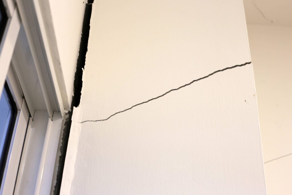 fissure de maison extérieure fenetre appeler un expert