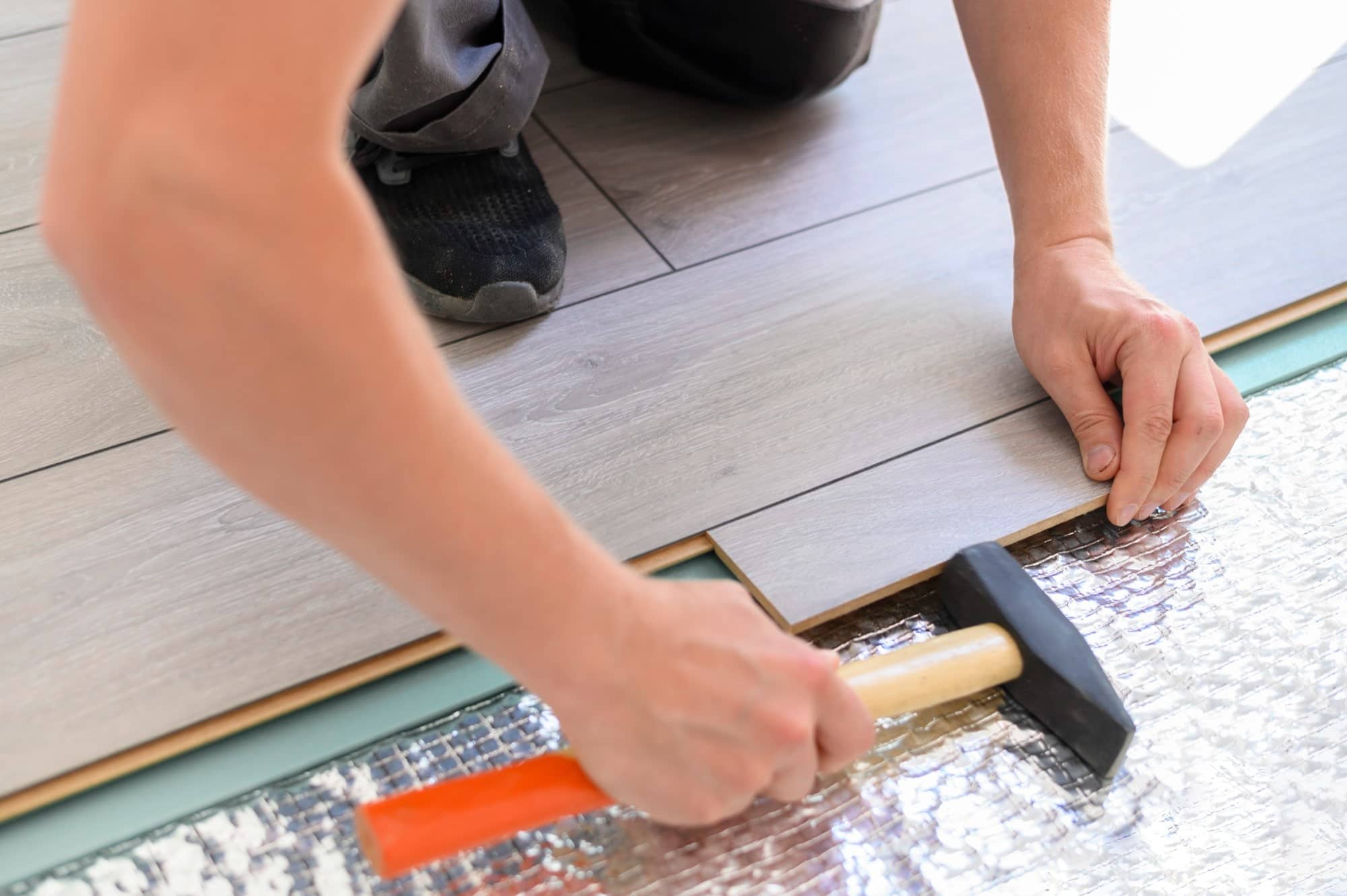 pose de parquet pose de lames pvc clipsables au sol professionnel comment poser tutoriel conseil marteau