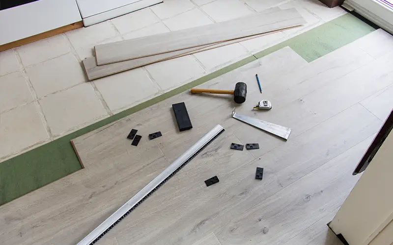 pose de parquet pose de lames pvc clipsables au sol professionnel comment poser tutoriel conseil équipements