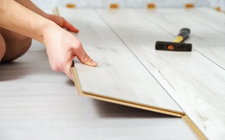 Comment poser des lames PVC clipsables ? Tutoriel étape par étape