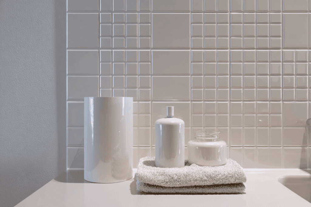 salle de bain peinte en blanche avec accessoires
