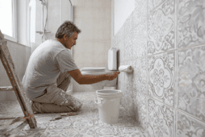 Lire la suite à propos de l’article Peindre sur des carreaux de salle de bain : le guide complet