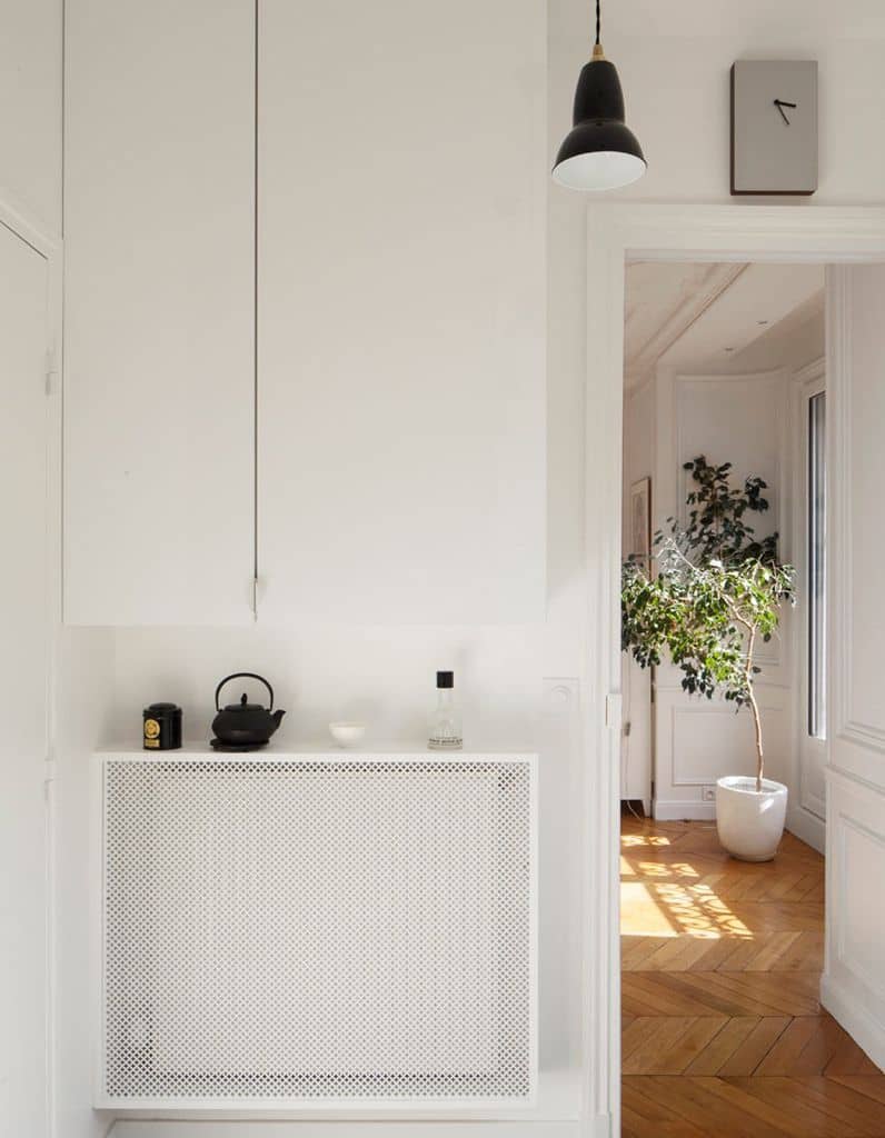Une grille métallique blanche pour cacher le radiateur en entrée