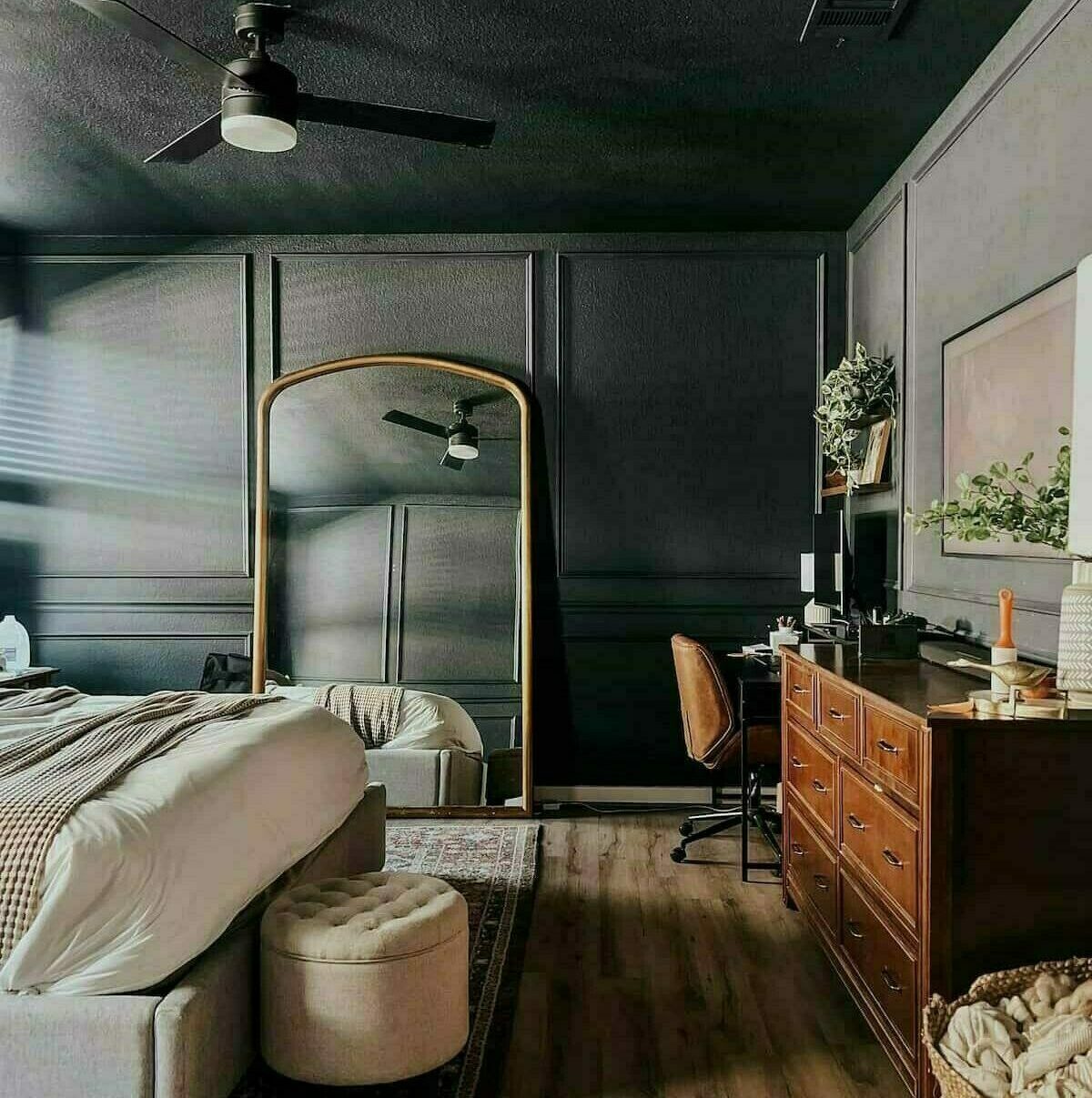 chambre avec plafond bas mur et plafond de la même couleur