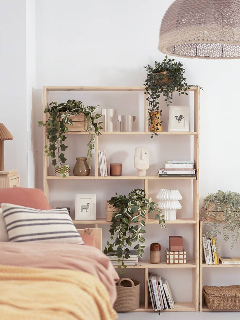 comment decorer une chambre avec un plafond bas étagère ouverte