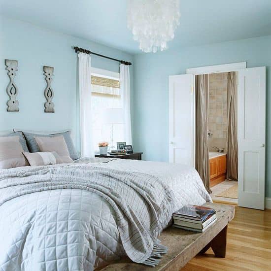 chambre avec plafond bas plafond et mur de la même couleur