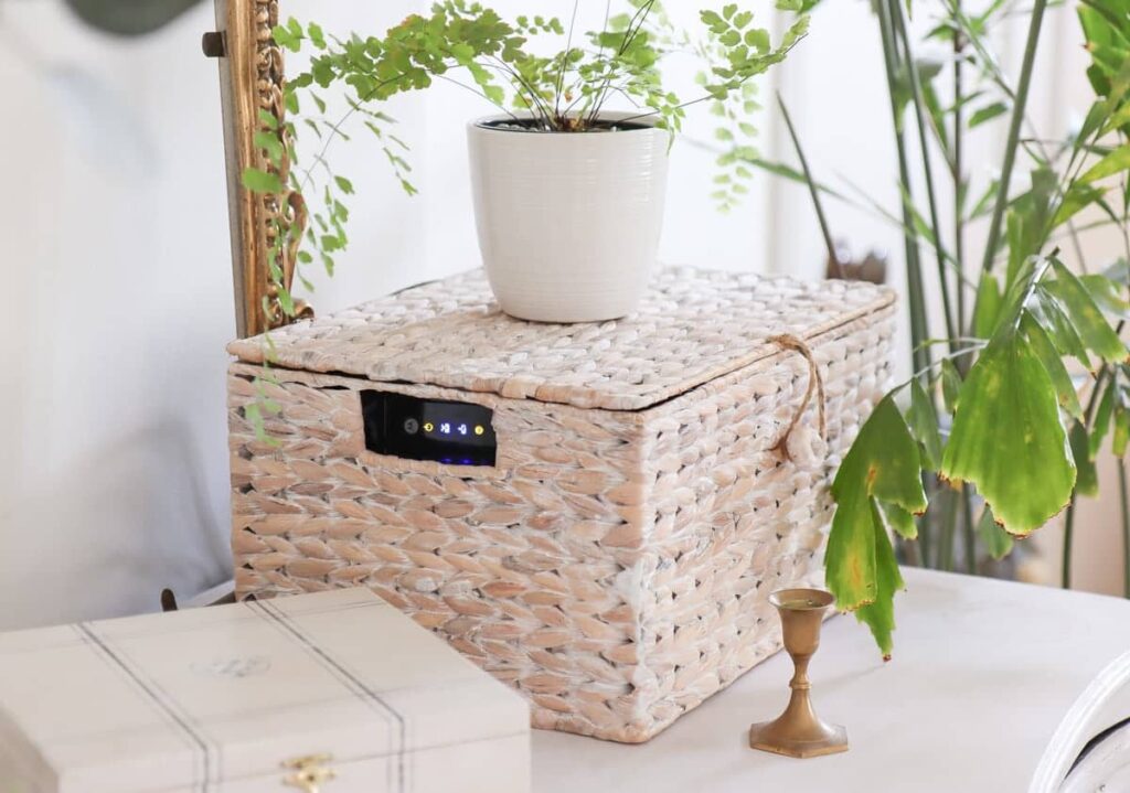 panier tressé sur une étagère pour cacher une box internet