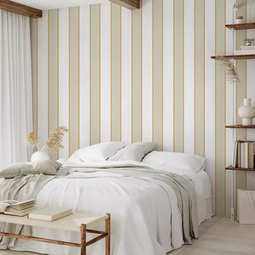 décoration chambre avec plafond bas et mur avec bandes verticales papier peint