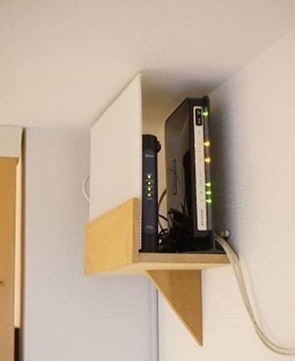 étagère murale dédiée en hauteur pour cacher la box internet